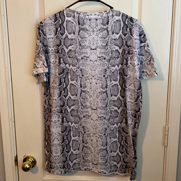 boohooMAN size medium basic tee in python pattern graphics - Picture 4 of 4